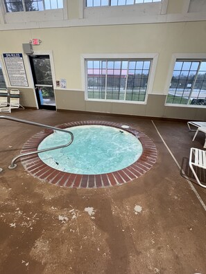 Een binnenzwembad, een seizoensgebonden buitenzwembad en ligstoelen