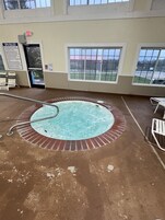 室内游泳池，季节性开放的室外游泳池，日光浴躺椅