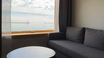 行政客房, 1 張特大雙人床, 海灣景觀 | 起居區 | 32-吋平面電視、有線頻道、電視