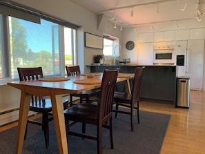 Suite Premium, vista al puerto | Cocina privada | Cafetera y tetera