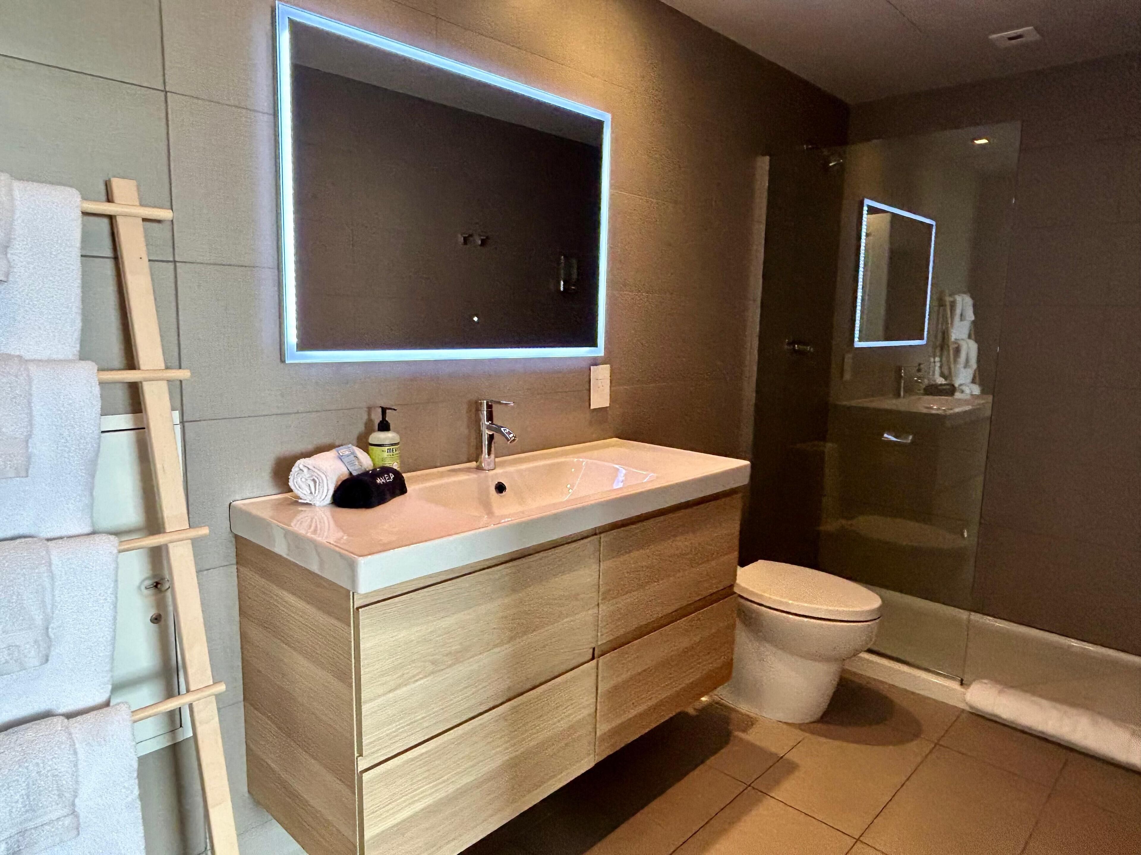 Suite Studio Premium, vue port, en bord de lac | Salle de bain