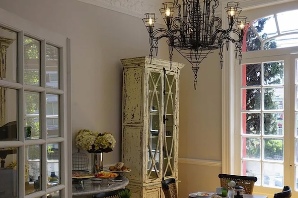 Café da manhã completo grátis todos os dias