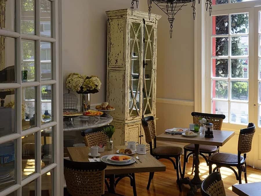 Café da manhã completo grátis todos os dias