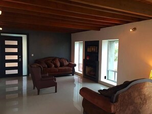 House, 3 Bedrooms | Ruang tamu | TV skrin rata, pemain DVD 