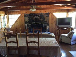 Phòng Suite, 2 phòng ngủ, quang cảnh sông (Room 1) | Khu phòng khách | TV 