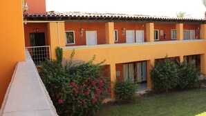 Un edifici amb façana groga, nombroses finestres i teulat de rajola.