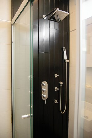 Superior Apartment | Bathroom | Shower, towels