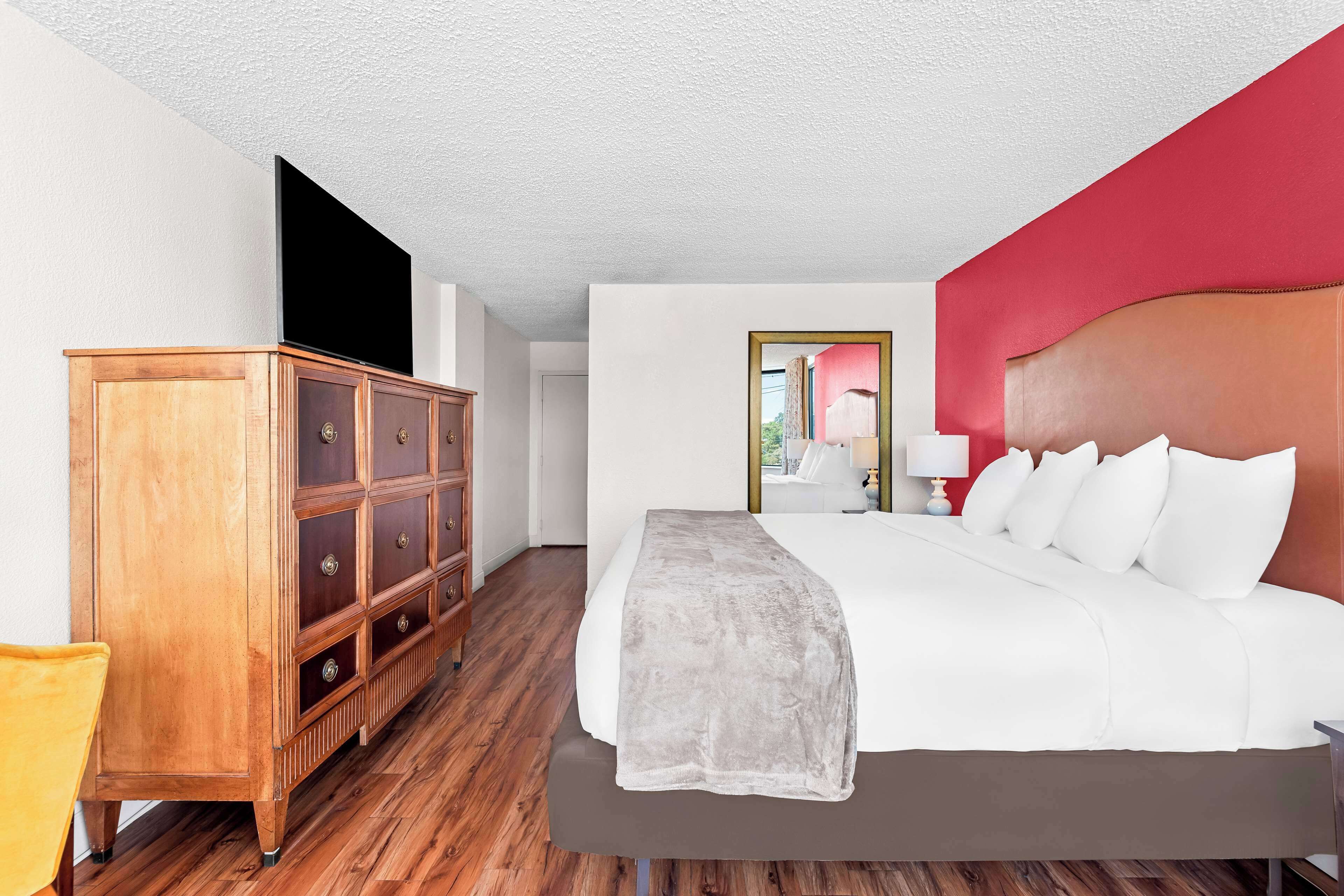 standard room, 1 king bed, accessible, refrigerator & microwave | egyptian cotton sheets, premium bedding, down duvets, iron/ironing board