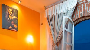 A bedroom with a bed, a painting on the wall, and a view of the outside. - Hotel Jatziri Teotihuacan (Teotihuacan)