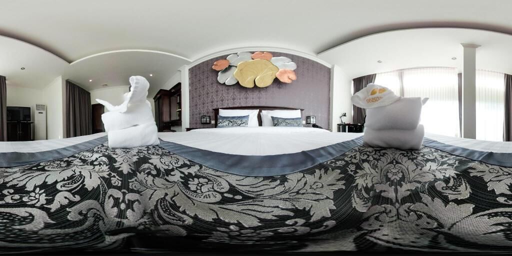 Minibar, in-room safe, desk, iron/ironing board