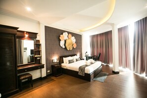 Minibar, caja de seguridad en la habitación y escritorio 