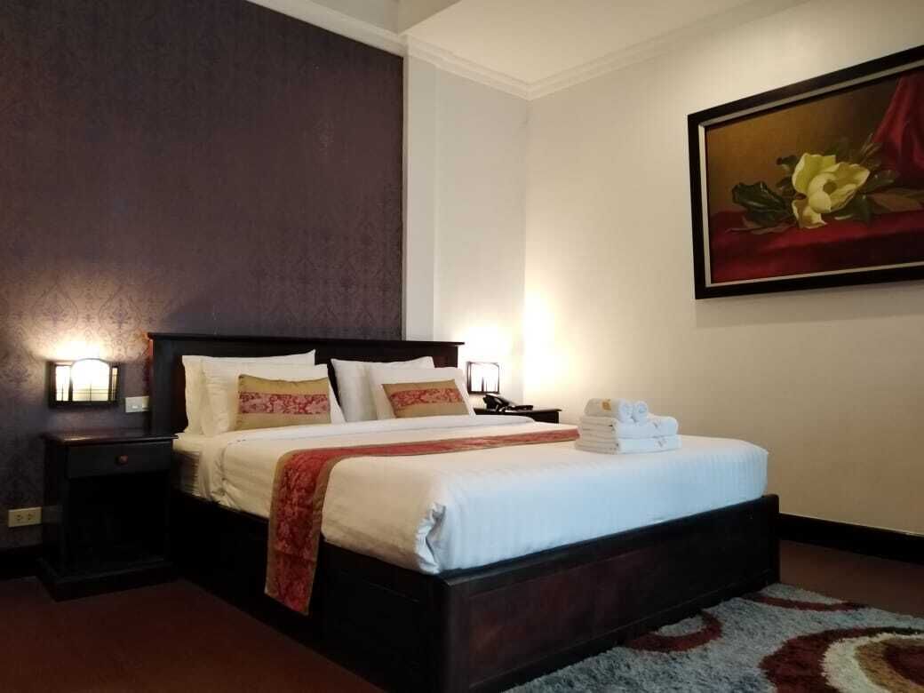 vip room | minibar, in-room safe, desk, iron/ironing board