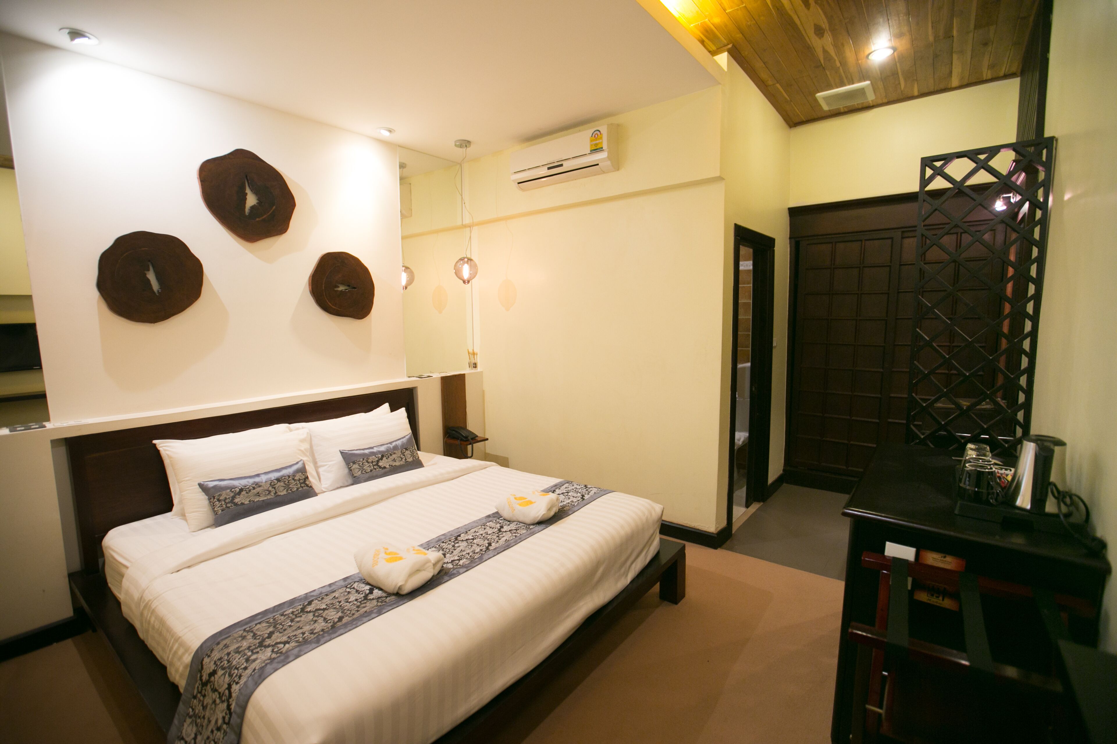 double room | minibar, in-room safe, desk, iron/ironing board