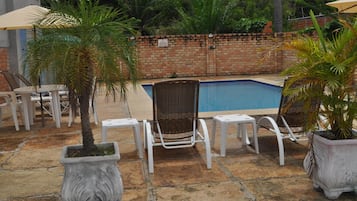 Alberca al aire libre, acceso de 09:00 a 22:00, y camastros