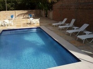 Piscina a l'aire lliure (horari: 09:00-22:00) i gandules 