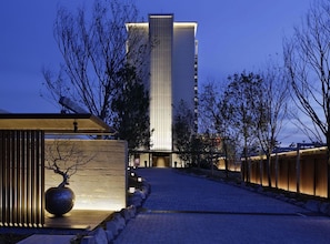 Bagian depan properti - sore/malam