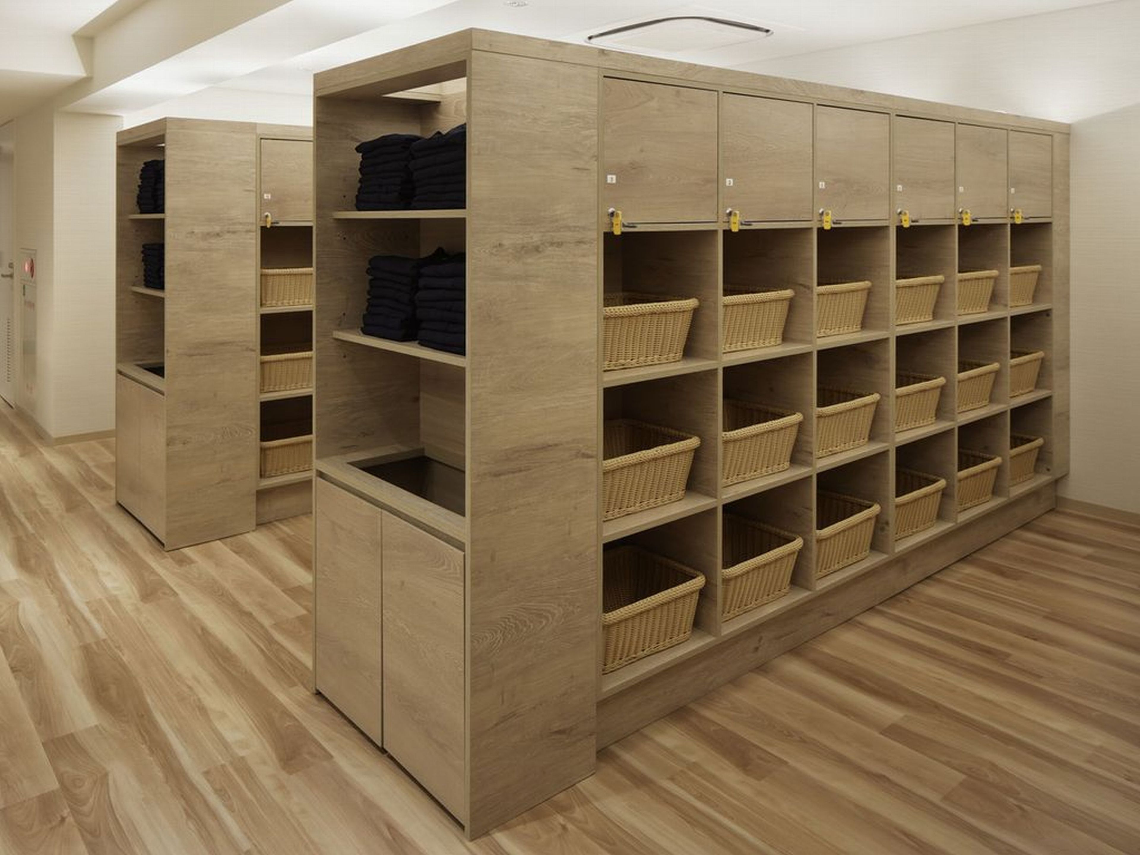 Un depósito con varias estanterías y cestas, probablemente usado para organizar ropa de cama o prendas de vestir.