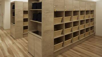 Un depósito con varias estanterías y cestas, probablemente usado para organizar ropa de cama o prendas de vestir.