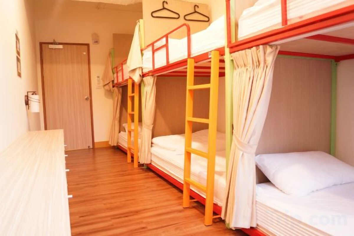 In-room safe, blackout curtains, free WiFi, bed sheets