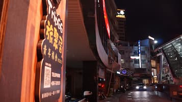 Vista frontal de la propiedad por la tarde o noche