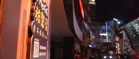 Mặt tiền nơi lưu trú - ban đêm