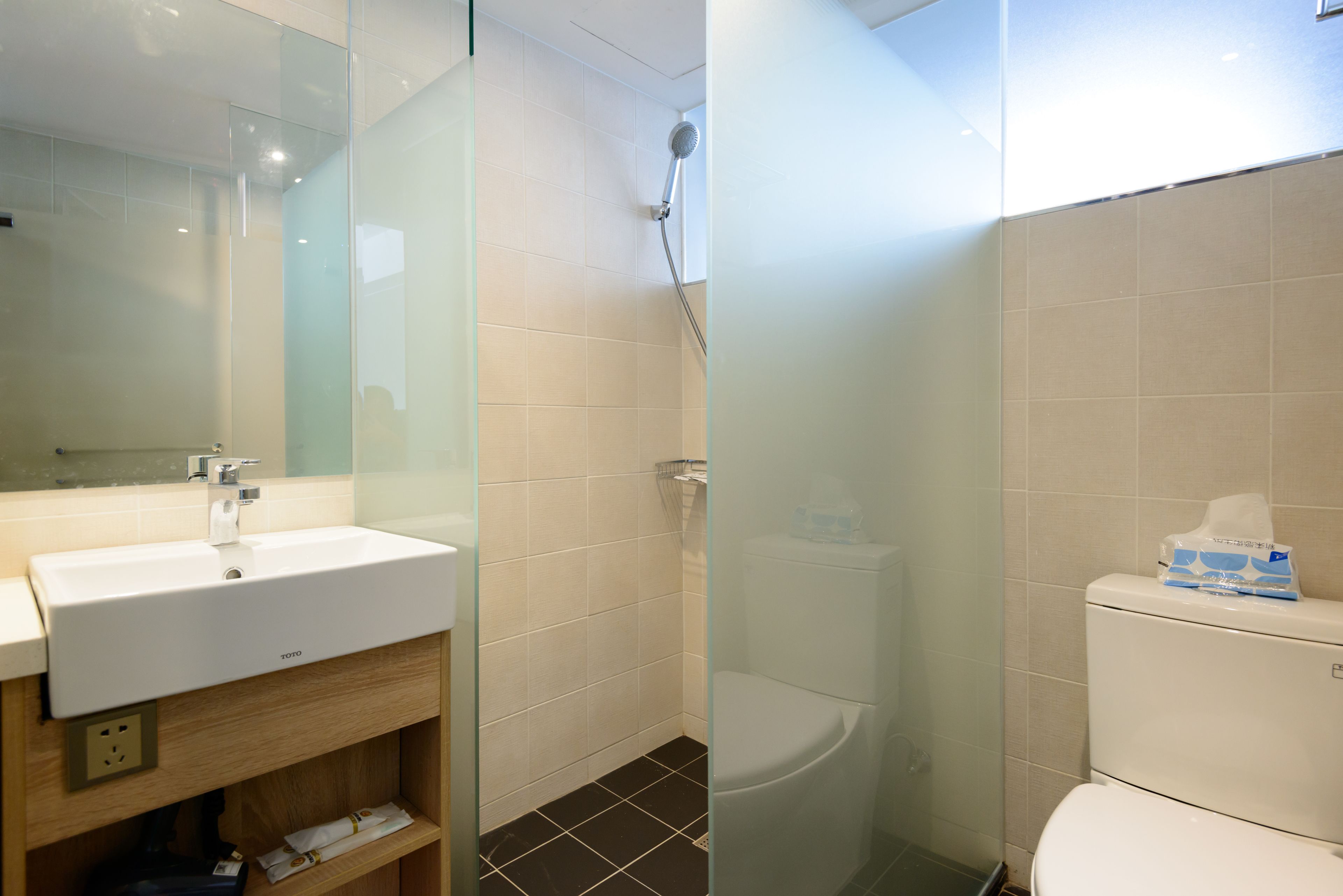 triple room | bathroom | shower, free toiletries, hair dryer, slippers