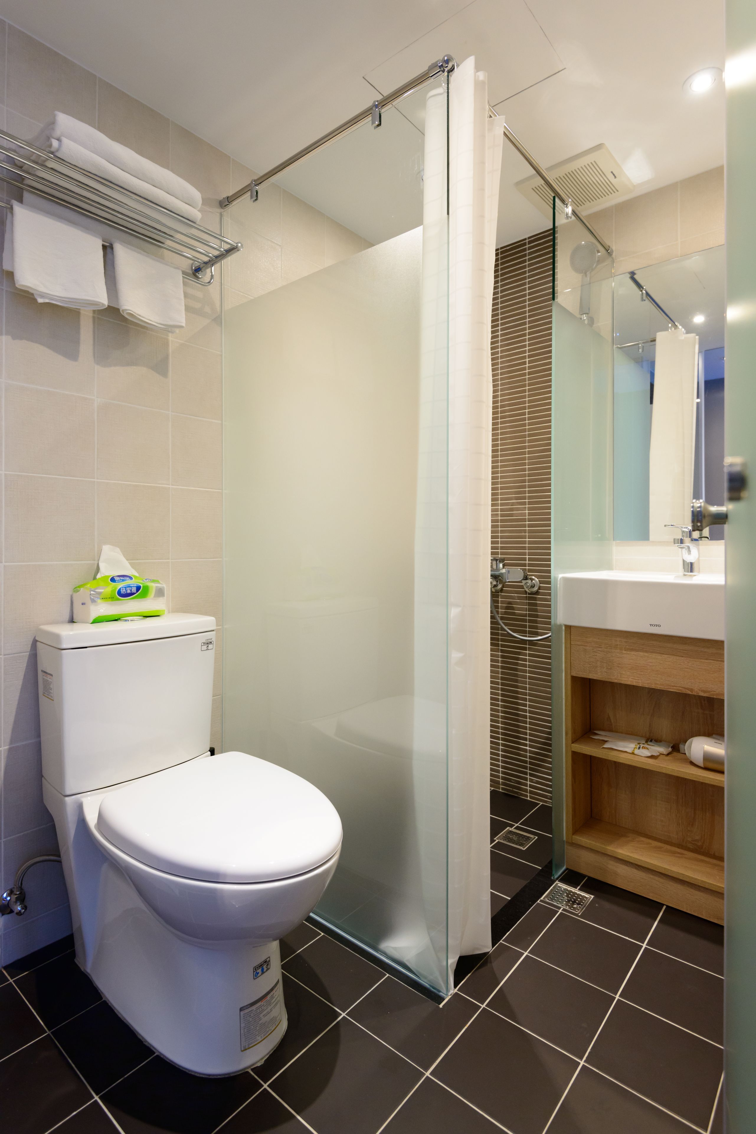 comfort double room | bathroom | shower, free toiletries, hair dryer, slippers