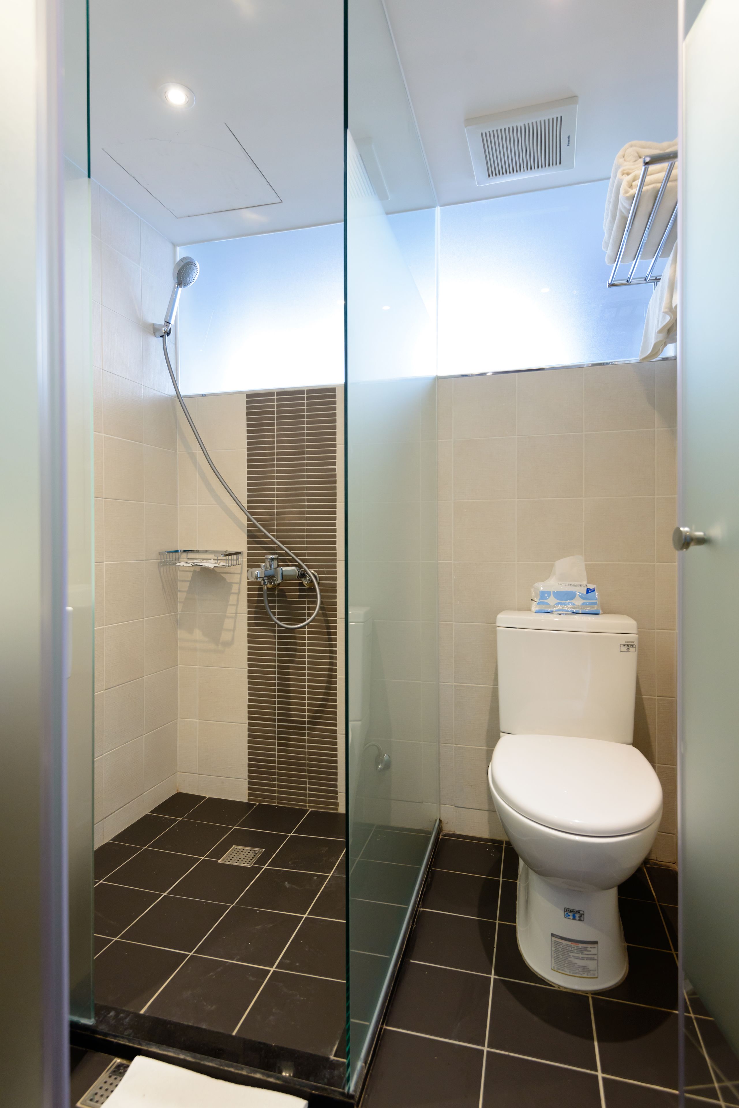 triple room | bathroom | shower, free toiletries, hair dryer, slippers
