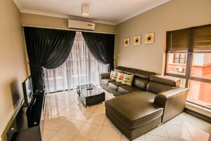 Family Apartment, 3 Bedrooms | Ruang tamu | TV skrin rata 