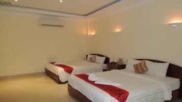 Deluxe Triple Room | Minibar, desk, rollaway beds (surcharge), WiFi (free)