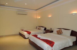 Deluxe Triple Room | Minibar, desk, rollaway beds, free WiFi