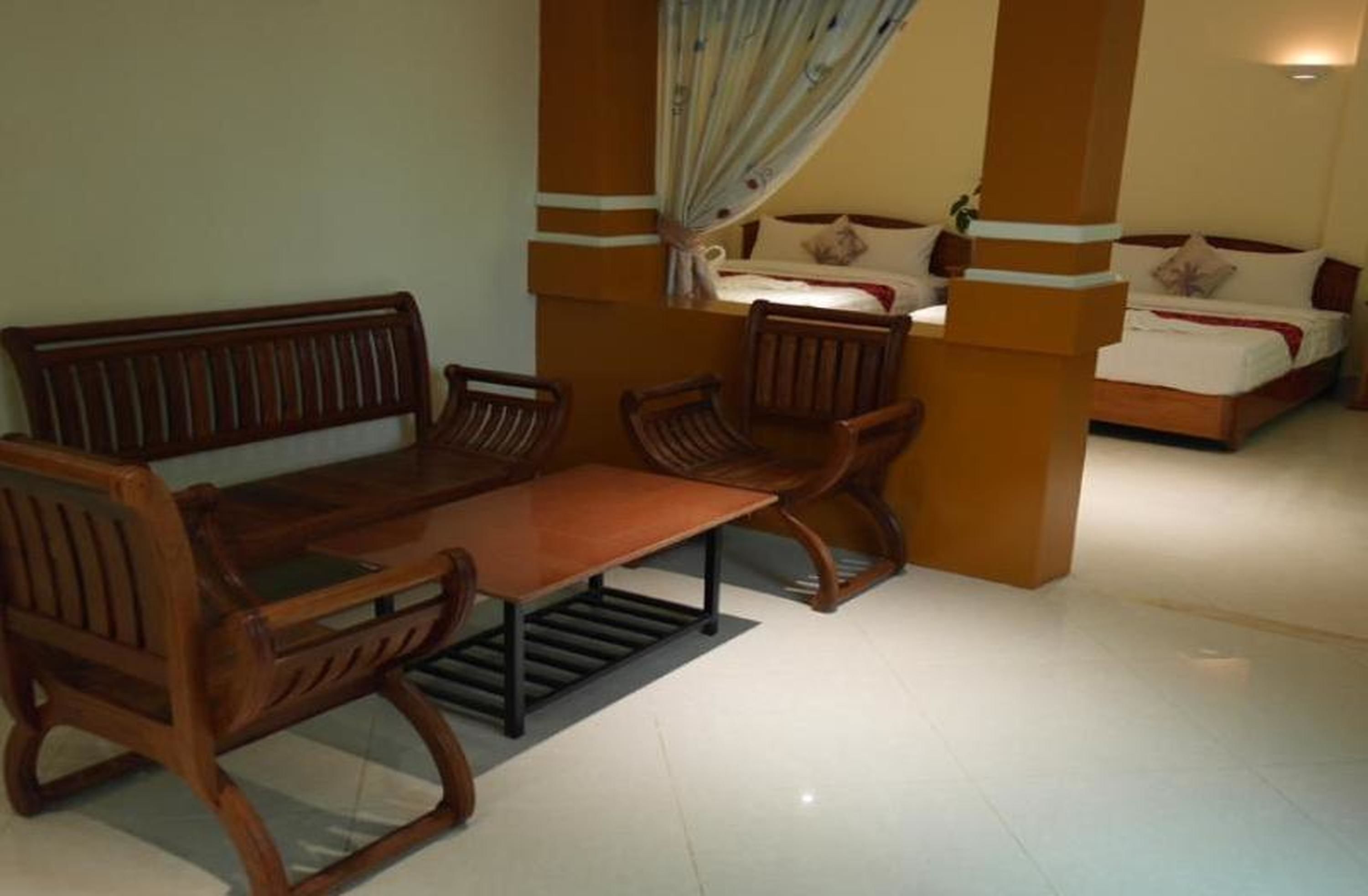 family room | minibar, desk, rollaway beds, free wifi