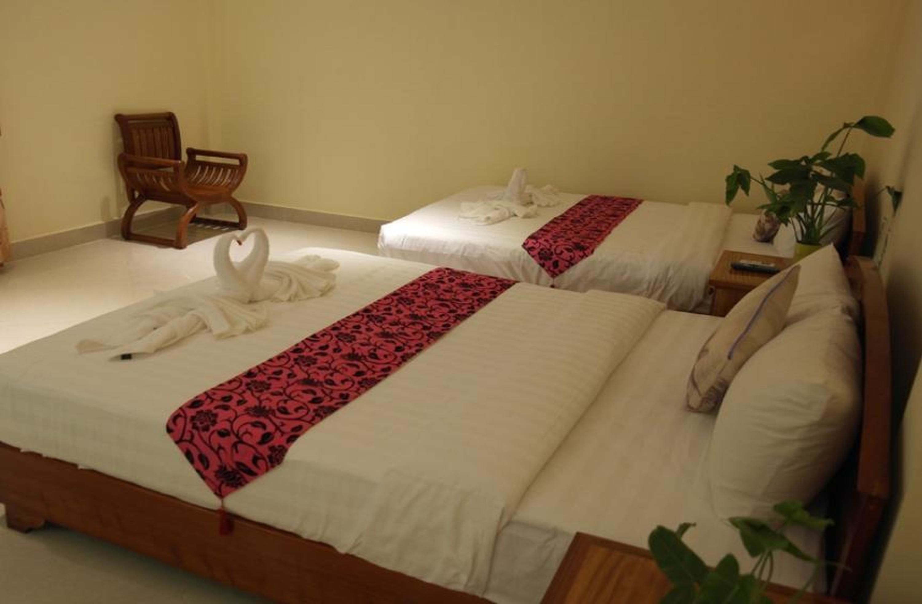 family room | minibar, desk, rollaway beds, free wifi