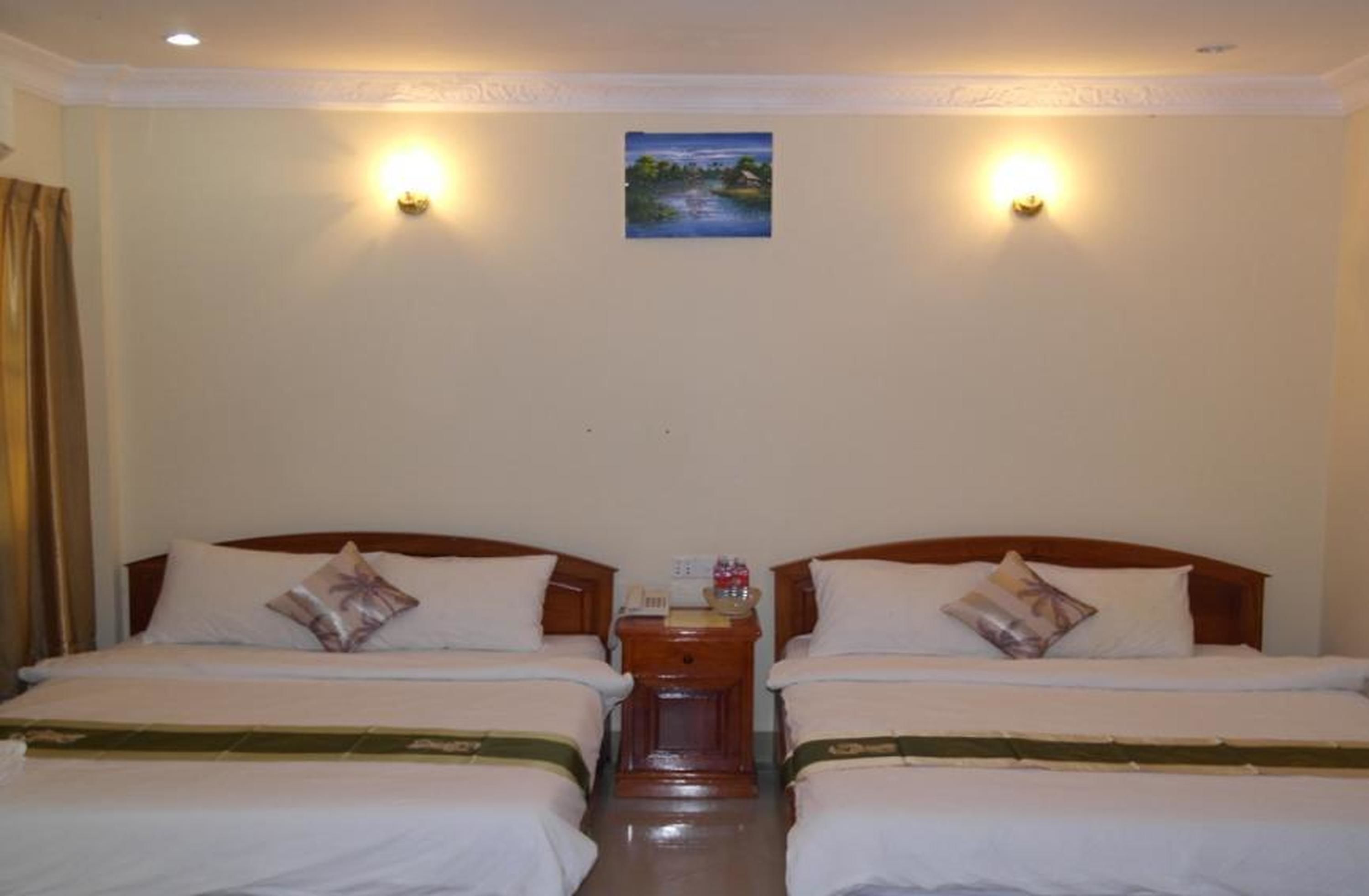 deluxe twin room | minibar, desk, rollaway beds, free wifi