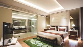 Minibar, brankas, meja kerja, dan kedap suara