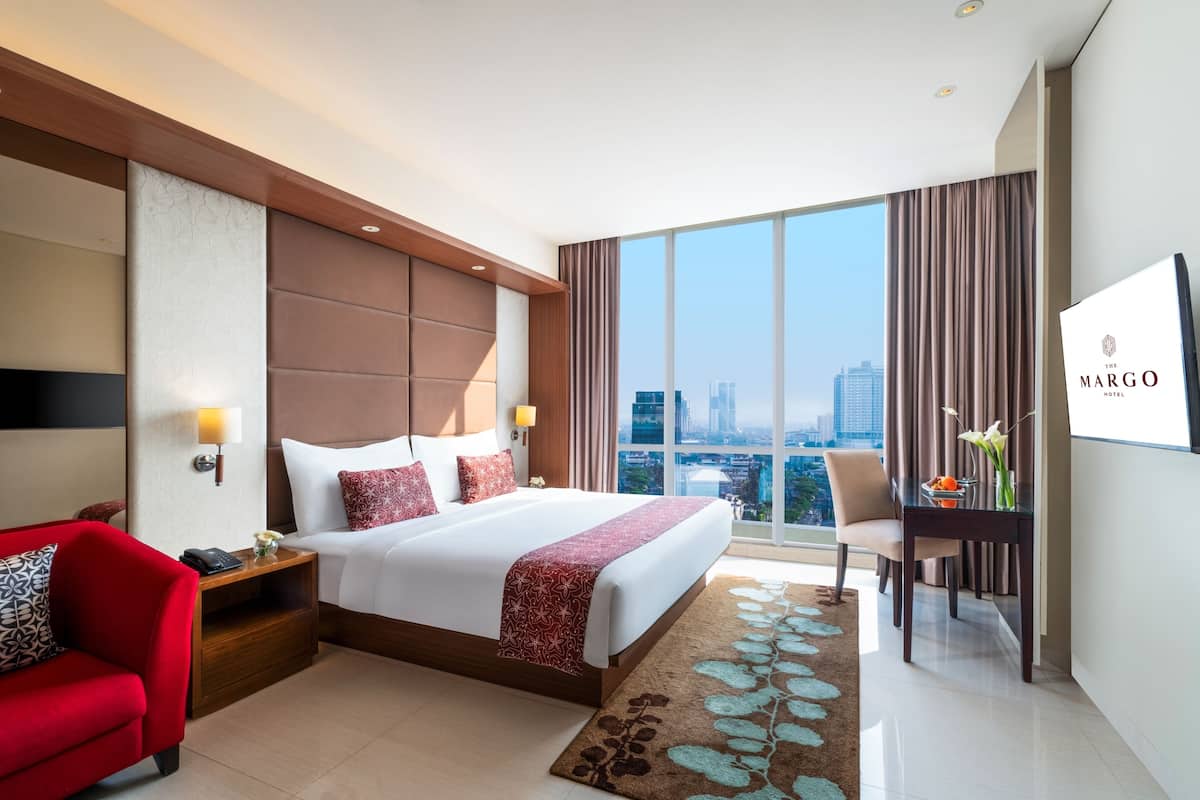 Deluxe Room, 1 Double Bed | Minibar, in-room safe, desk, soundproofing