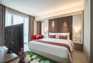 Suite | Minibar, caja de seguridad en la habitación y escritorio 