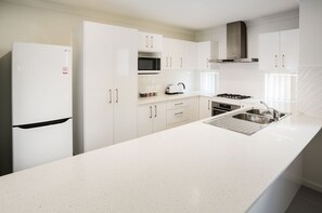 Executive Apartment, 2 Bedrooms | Private kitchen
