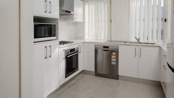 Executive Apartment, 2 Bedrooms | Private kitchen
