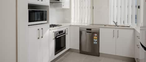 Executive Apartment, 2 Bedrooms | Private kitchen