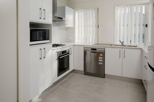 行政公寓, 2 間臥室 | 私人廚房 | 大型雪櫃/冰箱、微波爐、焗爐、爐具