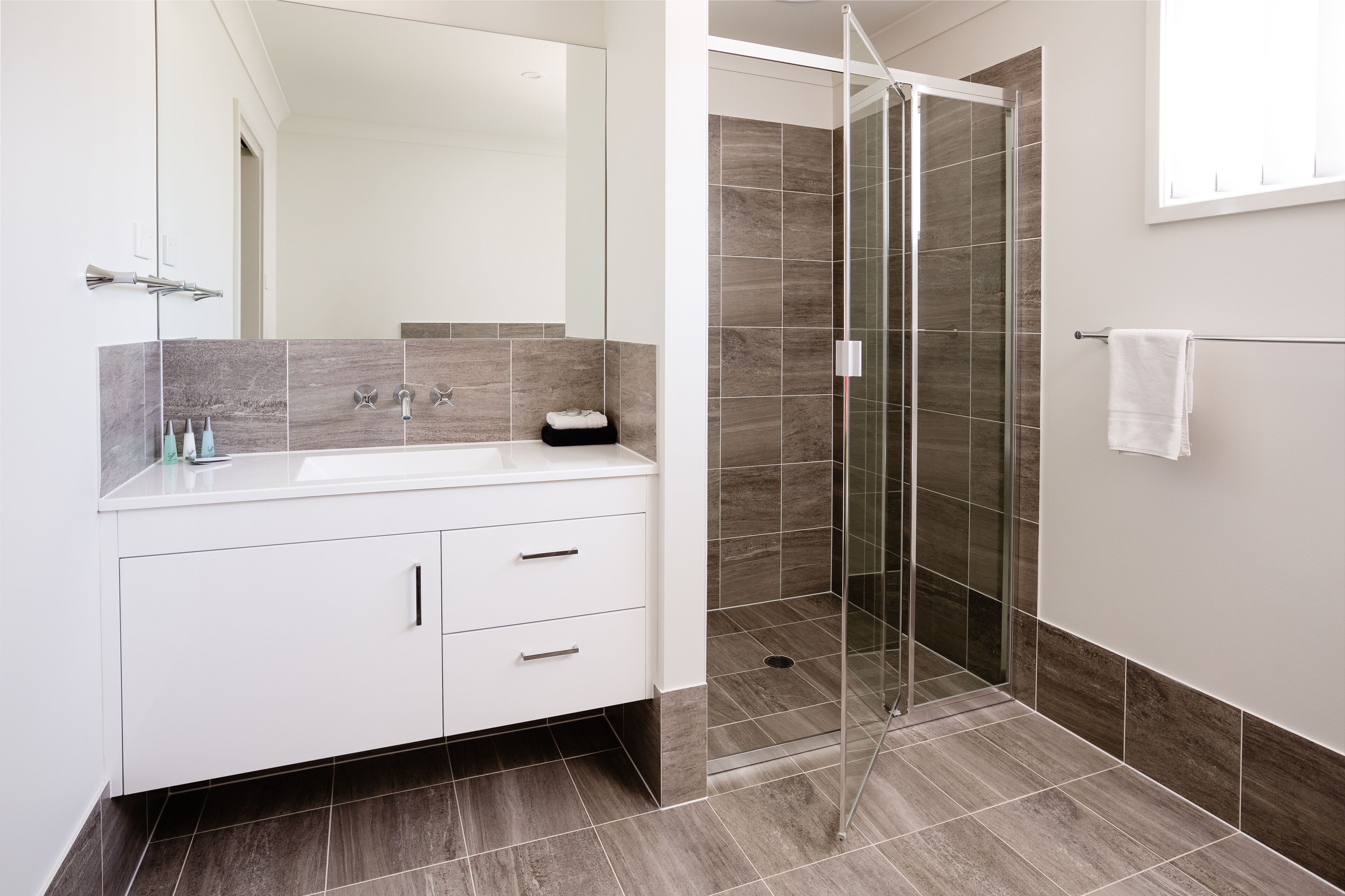 Executive appartement, 2 slaapkamers | Badkamer | Een aparte badkuip en douche, gratis toiletartikelen, een haardroger