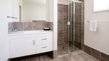 Executive appartement, 2 slaapkamers | Badkamer | Een aparte badkuip en douche, gratis toiletartikelen, een haardroger