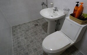 Habitación familiar | Baño | Regadera y amenidades de baño gratuitas 