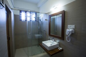 Shower, free toiletries, hair dryer, towels - Heaven Seven Kandy (Kandy)