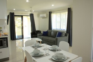 En 40-tommers smart-TV med digitale kanaler samt TV