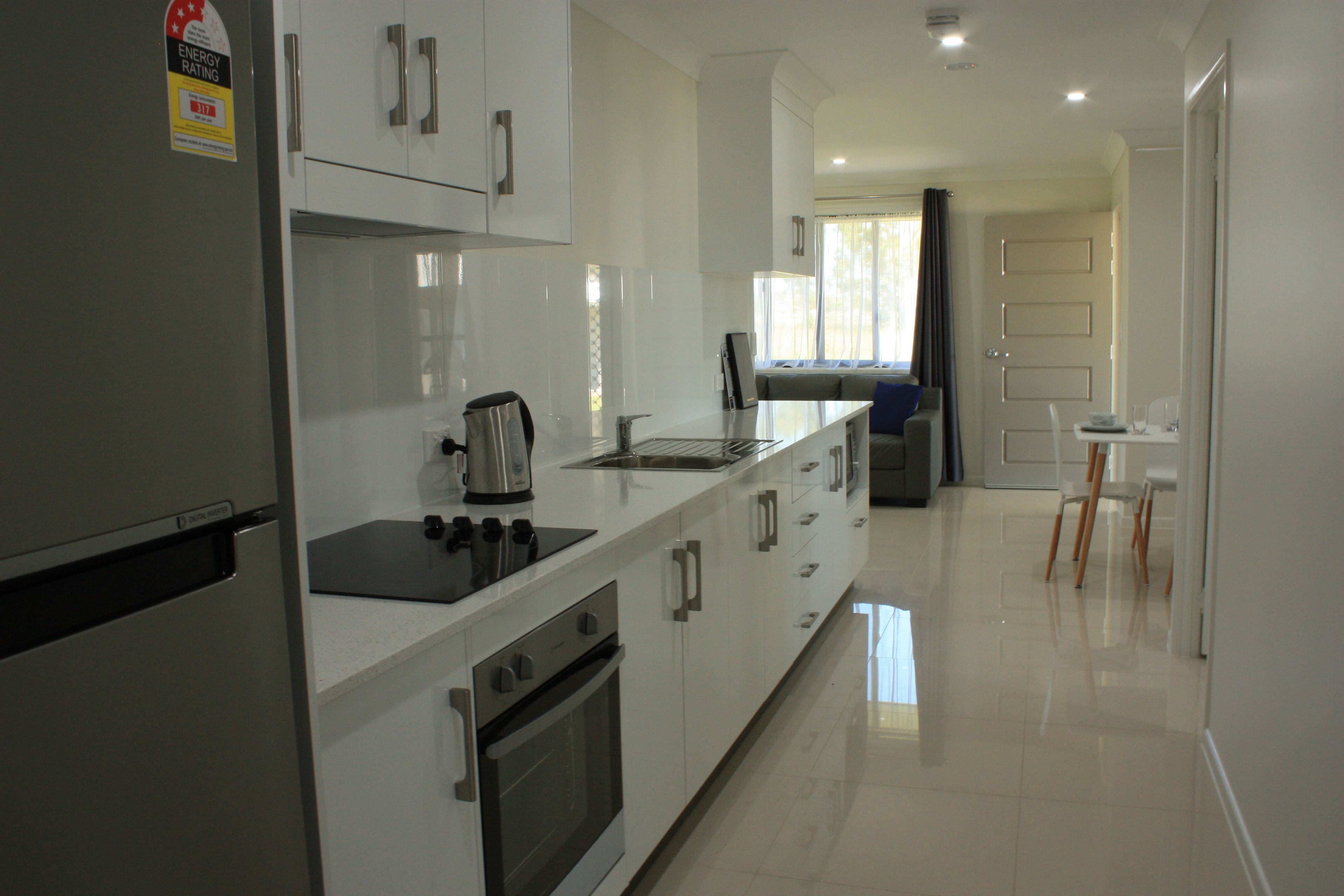 Frigorífic gran, microones, cafetera i tetera i bullidora elèctrica 