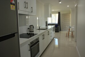 Full-size fridge, microwave, coffee/tea maker, electric kettle - Casa Nostra Motel (Parkhurst)