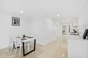 Refrigerador con freezer, microondas, cafetera/tetera