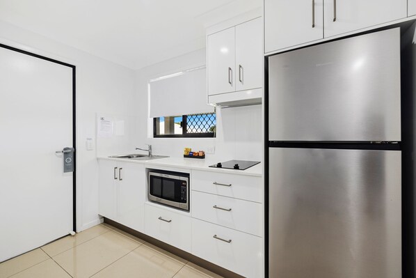 King Villa | Private kitchen | Full-size fridge, microwave, coffee/tea maker, electric kettle - Casa Nostra Motel (Parkhurst)